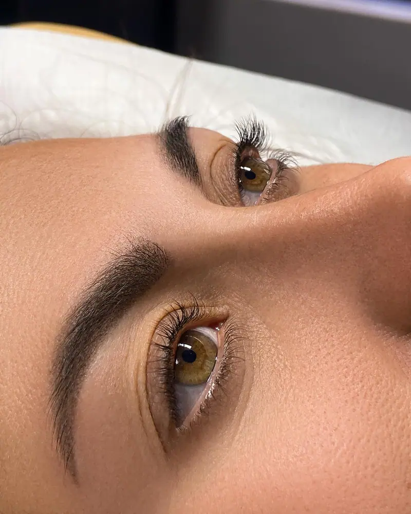 Cejas con micropigmentación de efecto natural