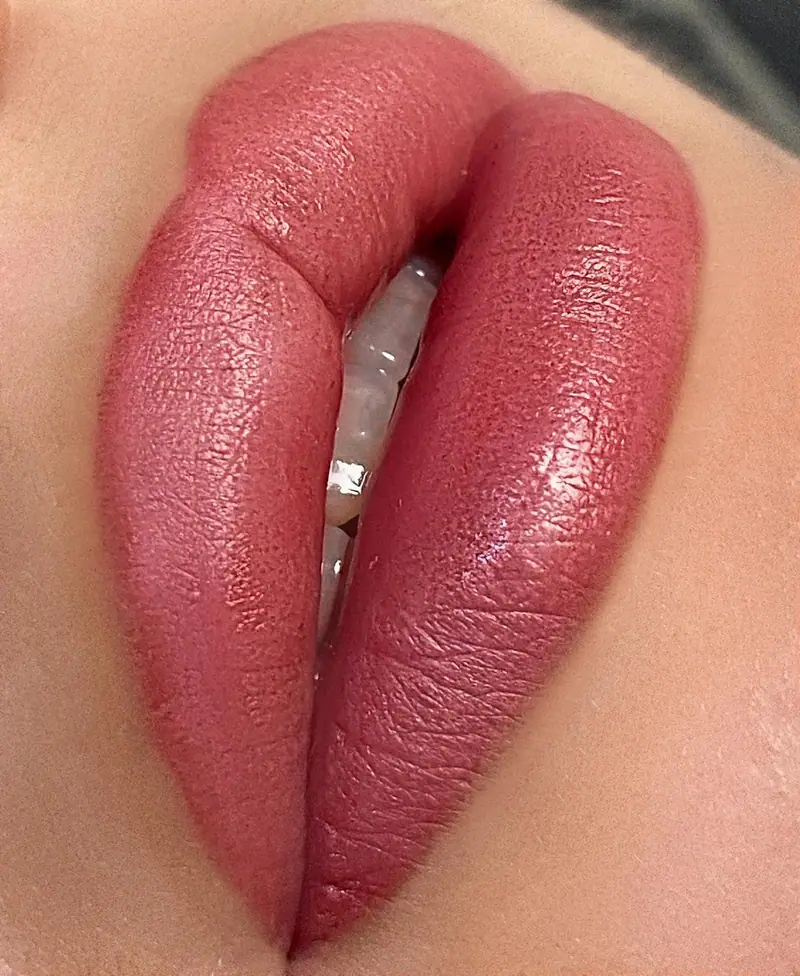 Labios con micropigmentación